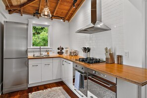 Fridge, microwave, oven, stovetop - The Ashford - 2min walk to DT Mt Dora - 5 Star luxury! (Mount Dora)