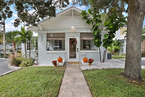 Exterior detail - The Ashford - 2min walk to DT Mt Dora - 5 Star luxury! (Mount Dora)