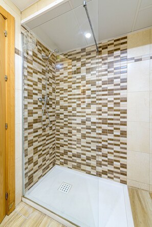 Douche, sèche-cheveux, serviettes fournies