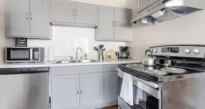Humble Home on Harrison | Mins to USC | Sleeps 4