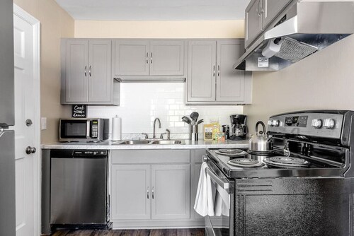 Humble Home on Harrison | Mins to USC | Sleeps 4