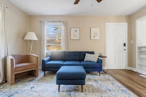 TV - Humble Home on Harrison | Mins to USC | Sleeps 4 (Columbia)