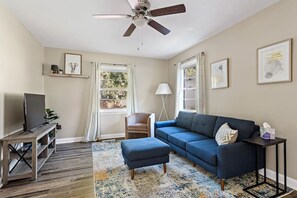 TV - Humble Home on Harrison | Mins to USC | Sleeps 4 (Columbia)