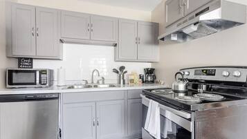 Een koelkast, een magnetron, een oven, een kookplaat