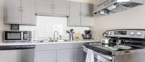 Refrigerador, microondas, horno, placa de cocina