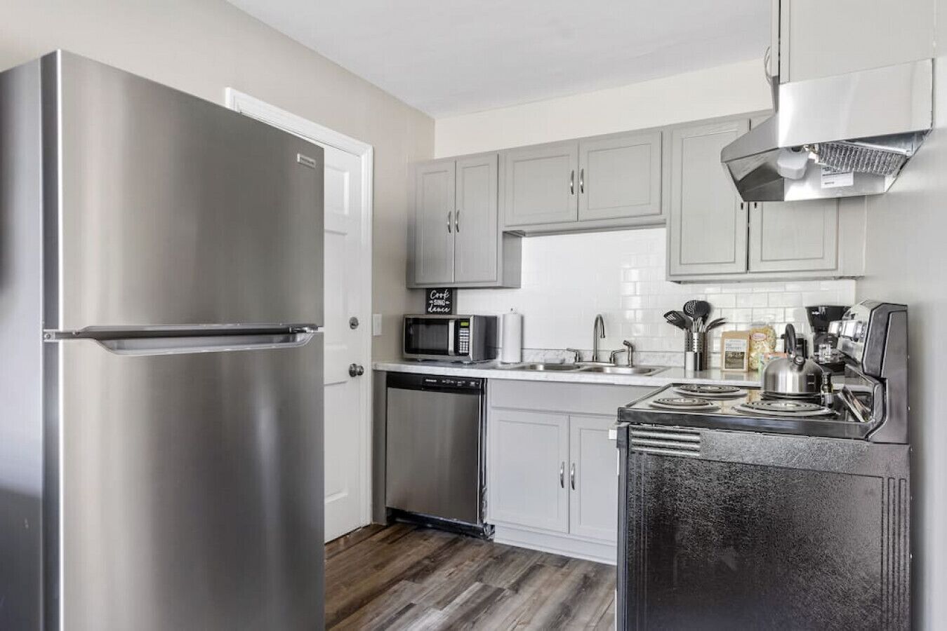 Frigorífico, microondas, horno y placa de cocina