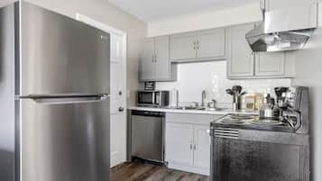 Geladeira, micro-ondas, fogão, cooktop