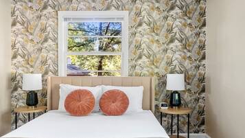 2 chambres, bureau, fer et planche Ă repasser, lit parapluie