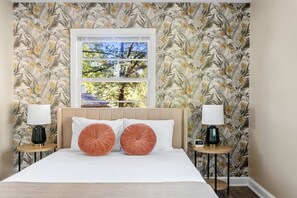 2 Schlafzimmer, Schreibtisch, Bügeleisen/Bügelbrett, Reisekinderbett