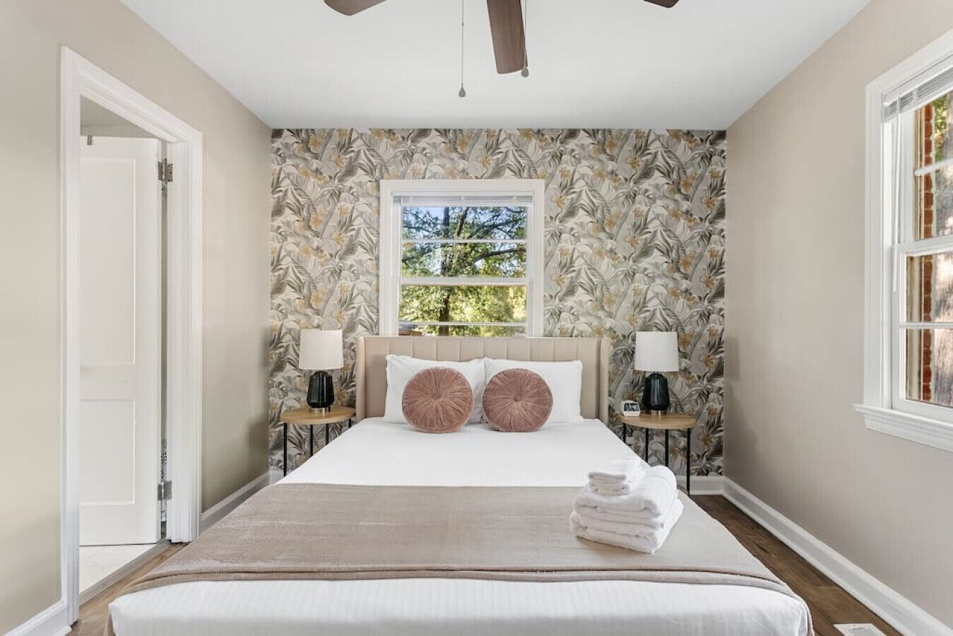 2 dormitorios, escritorio, tabla de planchar con plancha y cuna de viaje