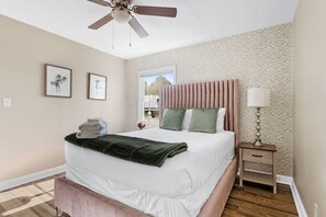 2 soverom, skrivebord, strykejern/-brett og reiseseng for barn