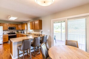 Fridge, microwave, oven, stovetop - Spacious, Beautiful, Quiet Home with Amazing Old Rag Views (Etlan)