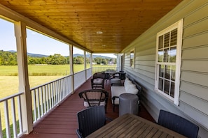 Outdoor dining - Spacious, Beautiful, Quiet Home with Amazing Old Rag Views (Etlan)
