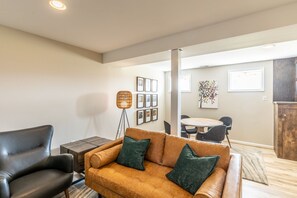 Smart TV, ping pong, books, computer monitors - Spacious, Beautiful, Quiet Home with Amazing Old Rag Views (Etlan)