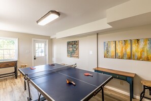 Game room - Spacious, Beautiful, Quiet Home with Amazing Old Rag Views (Etlan)