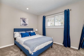 4 bedrooms, iron/ironing board, travel cot, free WiFi - 4BD home with gameroom and pool, close to Langley & PTC! (Hampton)