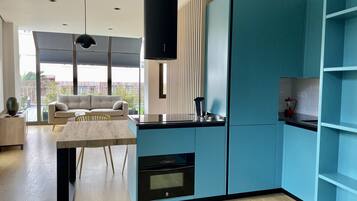 Réfrigérateur, micro-ondes, four, plaque de cuisson