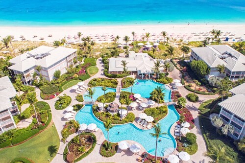 PRIME LOCATION on Grace Bay! The Plaza at Ocean Club West!