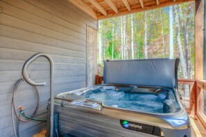 Outdoor spa tub - Cozy mountain oasis with hot tub, grill, fire pit and 1200 sf of deck (Blue Ridge)