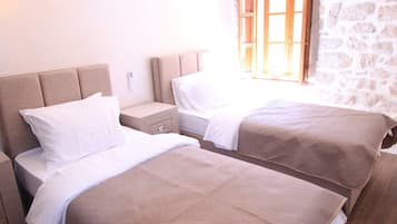 1 habitación, tabla de planchar con plancha, wifi gratis y ropa de cama