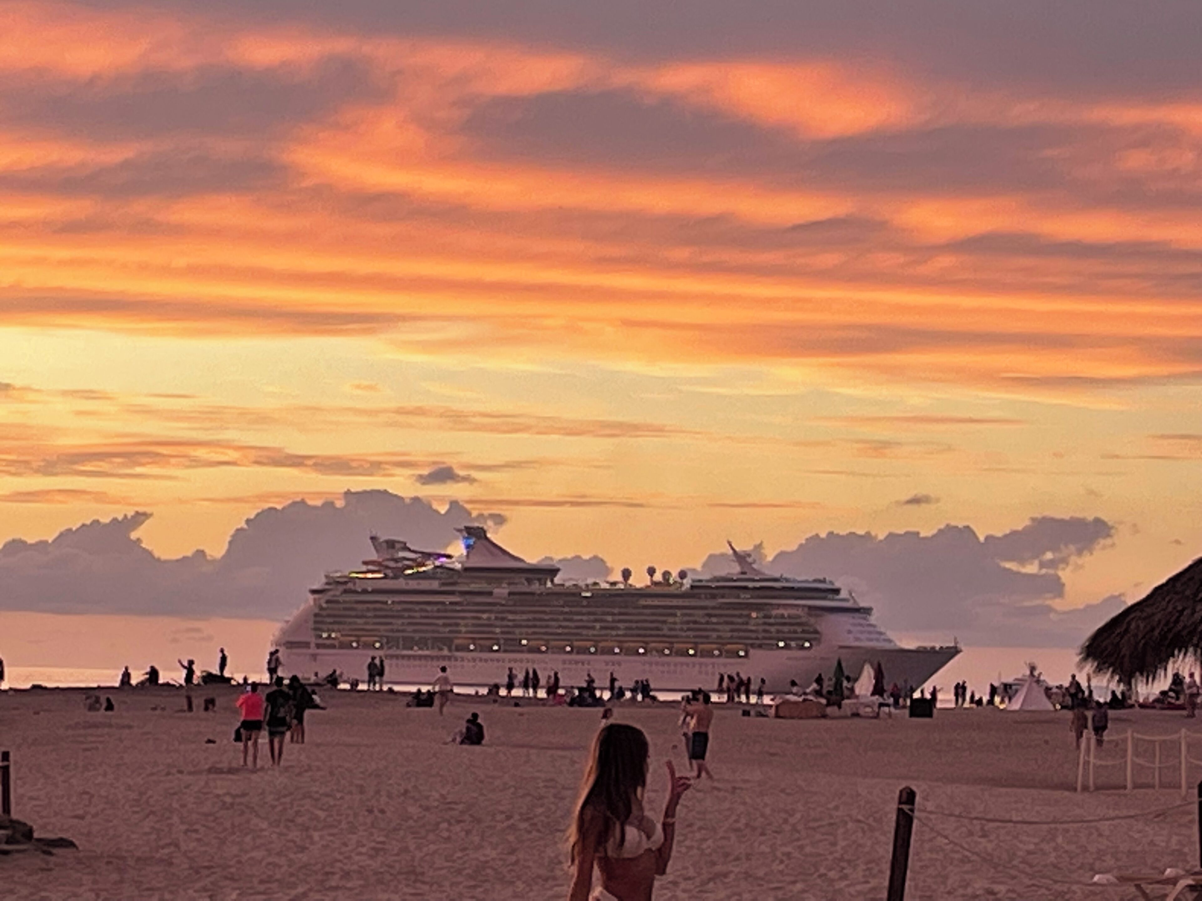 Ubicación cercana a la playa, tumbonas y toallas de playa