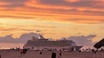Ubicación cercana a la playa, tumbonas y toallas de playa
