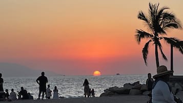 Beach nearby, sun loungers, beach towels