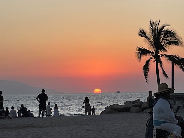 Playa en los alrededores, camastros y toallas de playa