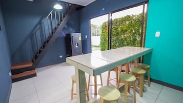 Camera familiare, vista giardino | Bagno | Doccia, set di cortesia gratuito, asciugacapelli, asciugamani