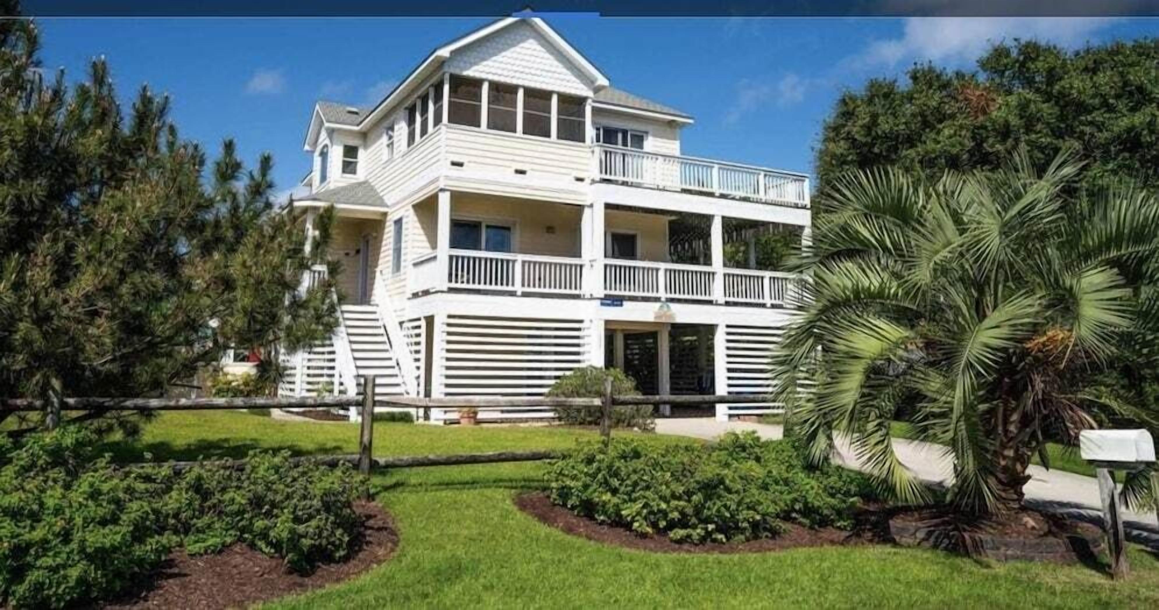 Pool + Steps to beach - Relaxation at its Best!