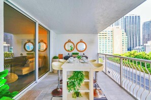 Outdoor dining - Modern Condo W City Views – Free Parking (Miami)