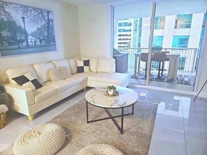 TV - Modern Condo W City Views – Free Parking (Miami)
