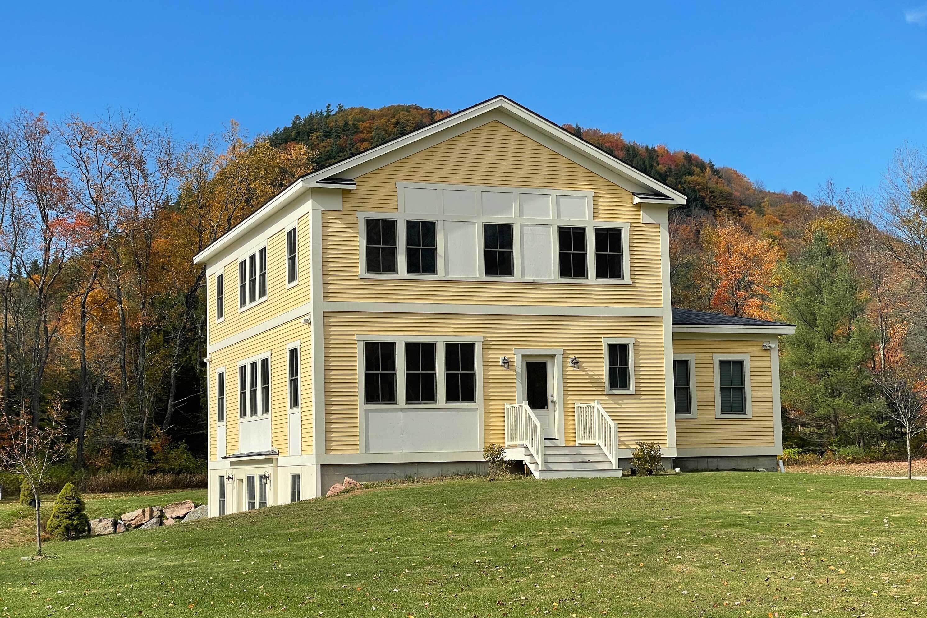 4-Season Getaway: Fantastic Location & Views!