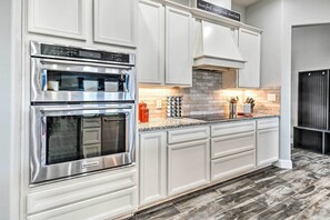 Geladeira, micro-ondas, cooktop, lava-louças