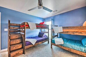 4 Schlafzimmer, Schreibtisch, Bügeleisen/Bügelbrett, Reisekinderbett
