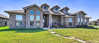 Modern Amarillo House w/ Fire Pit + Hot Tub!