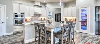 Modern Amarillo House w/ Fire Pit + Hot Tub!