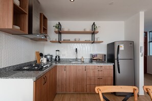 ميكروويف، فرن، مائدة طعام