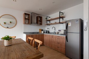 ميكروويف، فرن، مائدة طعام