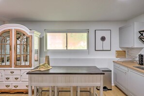 Fridge, microwave, oven, stovetop - NEW! Cat/Dog-Friendly Apartment Between Seattle & Tacoma! (Auburn)