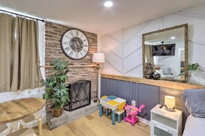 2 bedrooms, desk, free WiFi, bed sheets - NEW! Cat/Dog-Friendly Apartment Between Seattle & Tacoma! (Auburn)