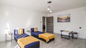 Una habitación de hotel moderna con dos camas, un escritorio y una silla.
