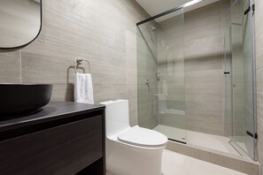 Ducha, toallas, jabón, shampoo
