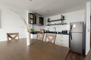 Kühlschrank, Mikrowelle, Ofen, Geschirrspüler