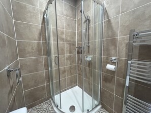 Departamento, 1 cama Queen size | Baño | Tina y regadera independientes, tina profunda, secadora de cabello 