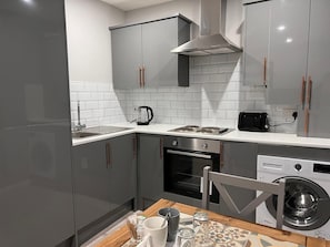 Apartment, 1 Queen Bed | Private kitchen
