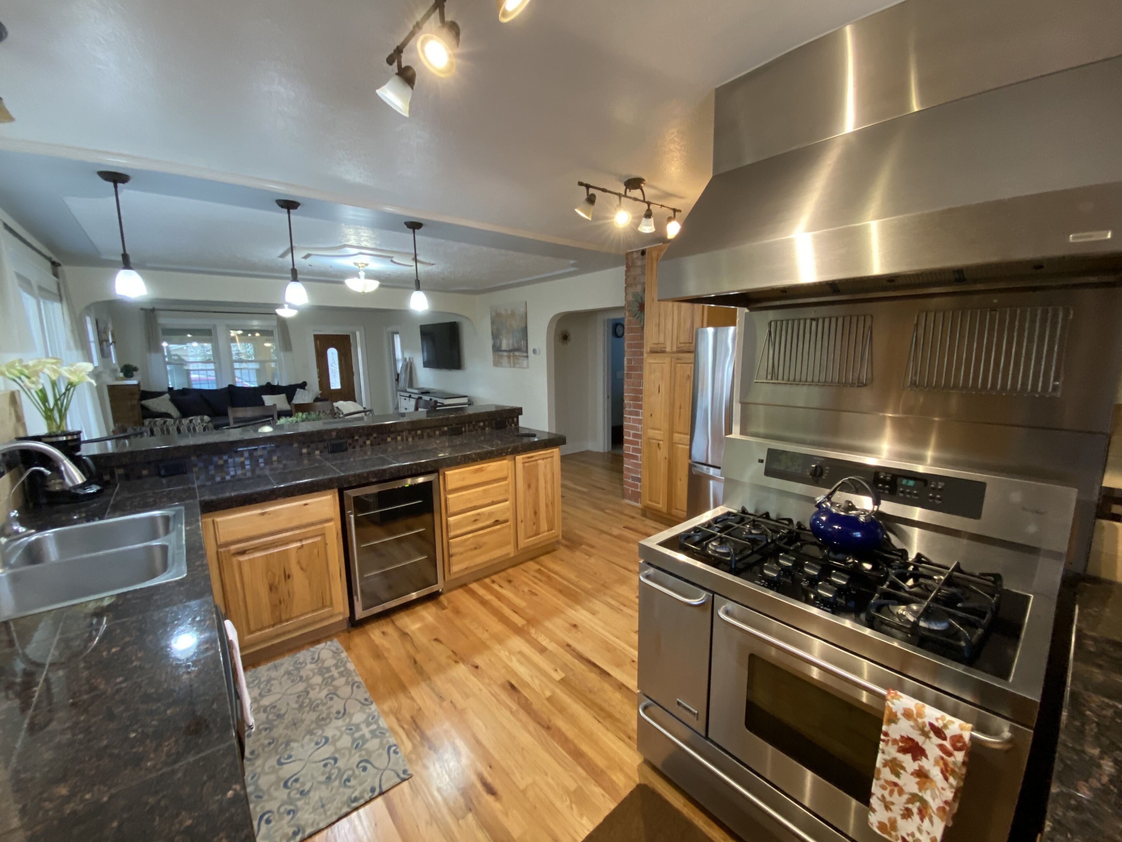 Charming 4 Bdrm Brick Avenues Home - minutes from Frontier park and Capitol bldg