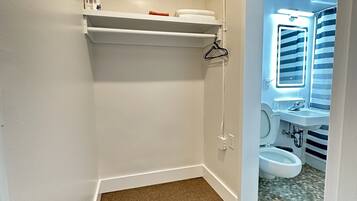 Kombinert dusj/badekar, hårføner, håndklær og såpe