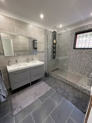 Een douche, een haardroger, handdoeken