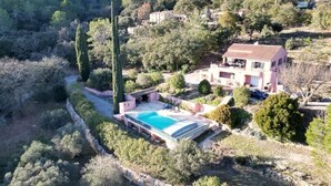 A villa with a swimming pool, surrounded by dense vegetation and hills. - Villa Provençale Avec Piscine (Le Cannet-des-Maures)